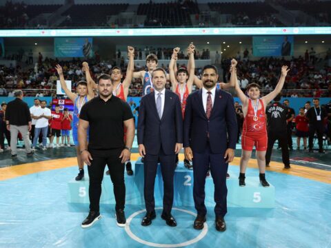 Bakan bayraktar 2 buyuk gures festivali minikler sampiyonasinda sporcularla bir araya geldi 9kQ2SFPl